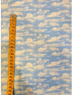 Tela azul claro con nubes